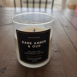 white barn dark amber & oud scented glass candle 8oz
